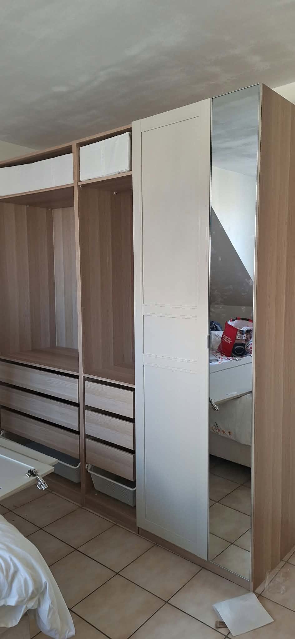 Côté commodes et miroir