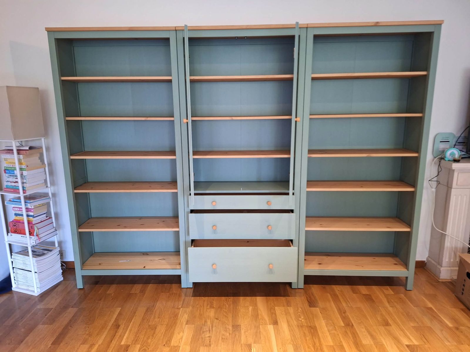 Bibliothèque Hemnes relookée en vert sauge