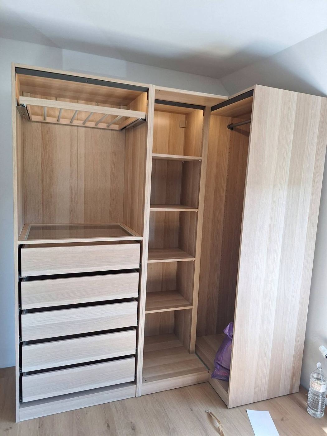 Dressing PAX monté avec tiroirs et penderies