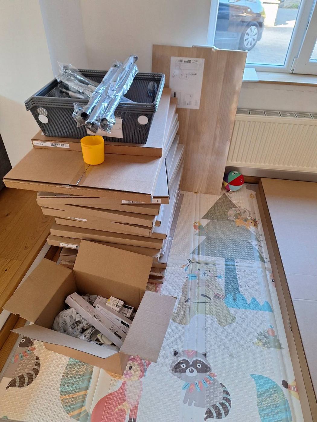 Colis IKEA prêts pour le montage d’une cuisine